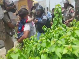 Video:मथुरा में प्रदशर्नकारियों और पुलिस के बीच फंसी जिंदगी, बच्चे को सीने से लगाकर जान बचाते दिखा शख्स Video:मथुरा में प्रदशर्नकारियों और पुलिस के बीच फंसी जिंदगी, बच्चे को सीने से लगाकर जान बचाते दिखा शख्स