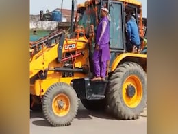 VIDEO: यूपी में दुल्हनिया लेने जब बुलडोजर से पहुंचे दुल्हे राजा, अनोखी बारात को देखने उमड़ पड़ा गांव VIDEO: यूपी में दुल्हनिया लेने जब बुलडोजर से पहुंचे दुल्हे राजा, अनोखी बारात को देखने उमड़ पड़ा गांव