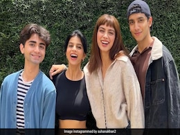 ‘द आर्चीज' के सेट से सुहाना खान ने शेयर की तस्वीरें, ग्लैमरस लुक देख कर फैंस बोल-शाहरुख की बेटी पापा का नाम करेगी ‘द आर्चीज' के सेट से सुहाना खान ने शेयर की तस्वीरें, ग्लैमरस लुक देख कर फैंस बोल-शाहरुख की बेटी पापा का नाम करेगी