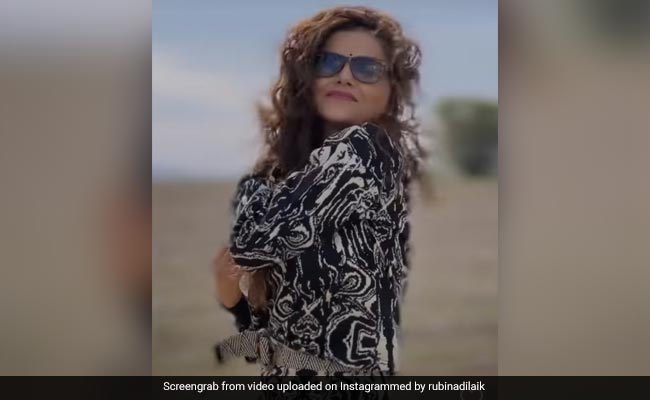 वेस्टर्न आउटफिट के साथ रुबीना दिलैक ने अपने लुक को दिया देसी टच, फैंस को भा गई माथे की बिंदिया