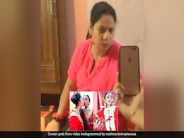 लड़की ने मम्मी को बताया- गुजरात की एक लड़की ने ‘खुद से शादी’ की है, मां ने जो कहा, सुनकर नहीं होगा यकीन लड़की ने मम्मी को बताया- गुजरात की एक लड़की ने ‘खुद से शादी’ की है, मां ने जो कहा, सुनकर नहीं होगा यकीन