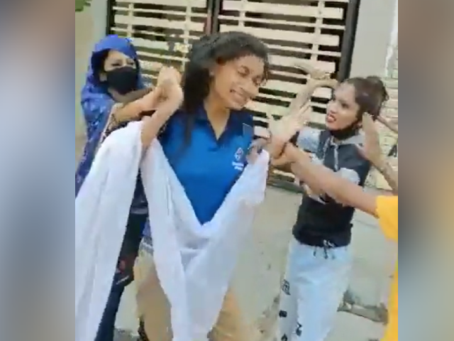 पिज़्ज़ा चेन में काम करने वाली कर्मचारी को औरतों के गैंग ने पीटा