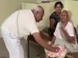 मां के आगे झूम-झूम कर इस बुजुर्ग ने किया डांस, लोगों ने कहा- मां के सामने सभी बच्चे ही होते हैं मां के आगे झूम-झूम कर इस बुजुर्ग ने किया डांस, लोगों ने कहा- मां के सामने सभी बच्चे ही होते हैं