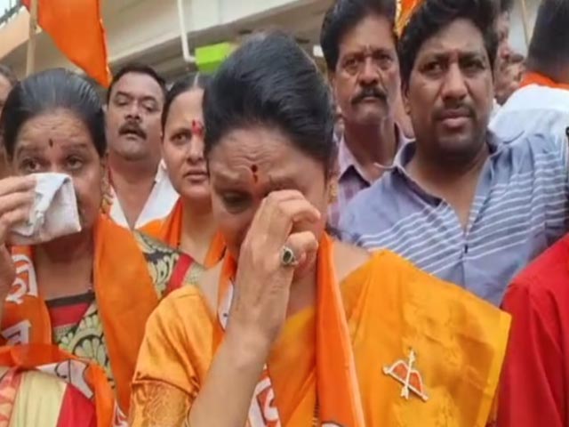 Weeping Shiv Sena Workers Say "Punish These Traitors"