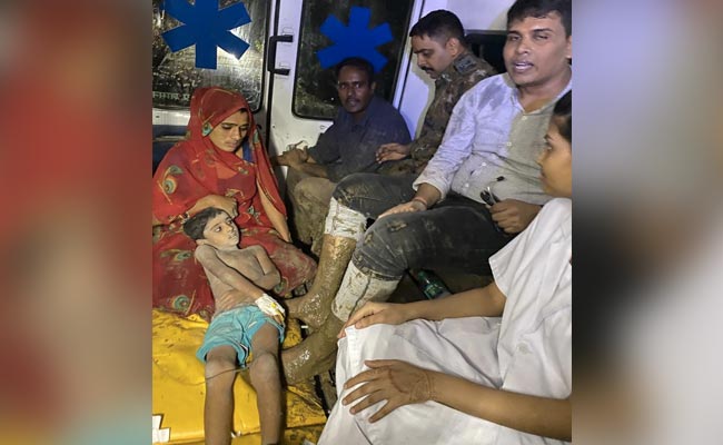 मध्य प्रदेश : छतरपुर में 40 फ़ीट गहरे बोरवेल में गिरे 5 साल के बच्चे को जिंदा निकाला