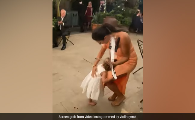 महिला को वॉयलिन बजाते देख हैरान रह गई छोटी बच्ची, पास आकर किया कुछ ऐसा, Video ने जीता लोगों का दिल