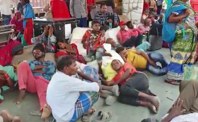 पलायन का दर्द : बिहार के सहरसा जंक्शन पर मजदूरों की 'बाढ़', ट्रेनों की तादाद बहुत कम
