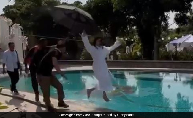 Sunny Leone को दिन दहाड़े पूल में दिया धक्का, यूं डर के मारे कंपकंपाती दिखाई दीं एक्ट्रेस