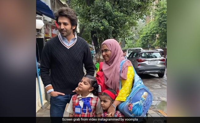 कार्तिक आर्यन ने स्कूल जाती बच्चियों और उनकी मम्मी के साथ खिंचवाई फोटो, क्यूट अंदाज देख कर फिदा हुए फैंस 