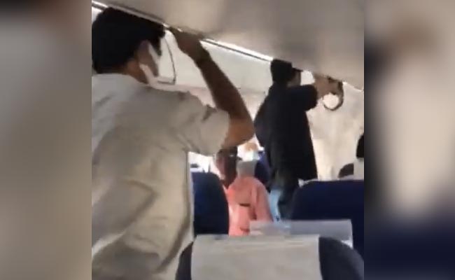 केरल के मुख्यमंत्री विजयन को फ्लाइट में झेलना पड़ा विरोध, कांग्रेस कार्यकर्ताओं ने की नारेबाजी