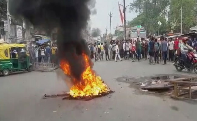 अग्निपथ विरोध: तेलंगाना में विरोध प्रदर्शन के दौरान एक की मौत, भीड़ ने तीन ट्रेनों में लगाई आग अग्निपथ विरोध: तेलंगाना में विरोध प्रदर्शन के दौरान एक की मौत, भीड़ ने तीन ट्रेनों में लगाई आग