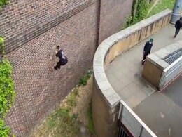 देखिए 'रियल स्पाइडरमैन' का ये वीडियो, दीवारों पर चलता और ऊंची बिल्डिंग्स से लगाता है छलांग देखिए 'रियल स्पाइडरमैन' का ये वीडियो, दीवारों पर चलता और ऊंची बिल्डिंग्स से लगाता है छलांग