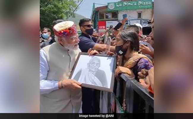 "Priceless Moment," Says Shimla Girl Who Handed Over Portrait To PM Modi