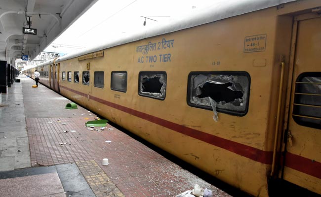 सिकंदराबाद: अग्निपथ हिंसा में रेलवे कर्मचारियों ने अपनी जान पर खेल 40 यात्रियों को मौत के मुंह से निकाला