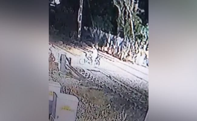 VIDEO : रेल क्रॉसिंग पार करते हुए पटरी में फंसी बाइक, ट्रेन ने उड़ा दिए परखच्चे, युवक की मौत