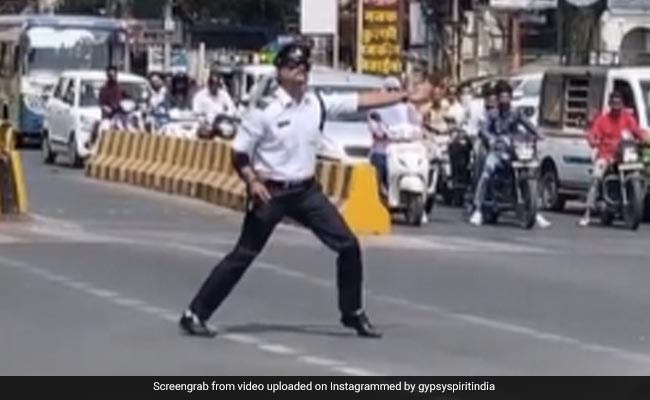 ट्रैफिक पुलिस ने बीच सड़क पर अंग्रेजी गाने पर किया जोरदार डांस, VIDEO देख लोग बोले- आपके सामने तो बड़े से बड़ा कोरियोग्राफर भी फेल