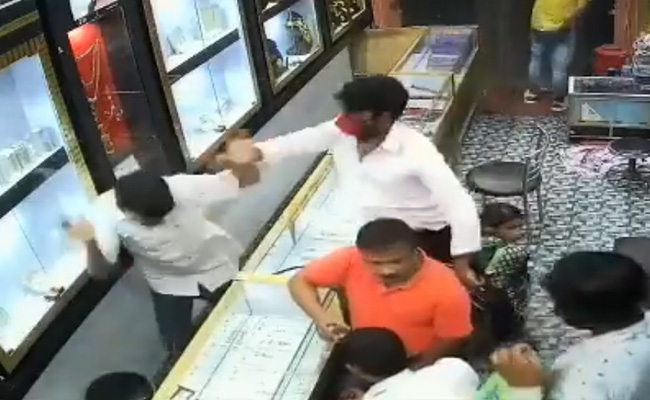 On Camera, Armed Robbers Strike Jewellery Shop In Bihar. Owner Shot Dead.
