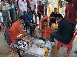 छत्तीसगढ़: 40 घंटे से 80 फुट गहरे बोरवेल में फंसा है 11 साल का दिव्यांग बच्चा, रेस्क्यू करने पहुंची रोबोट टीम छत्तीसगढ़: 40 घंटे से 80 फुट गहरे बोरवेल में फंसा है 11 साल का दिव्यांग बच्चा, रेस्क्यू करने पहुंची रोबोट टीम