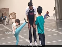 करीना और सैफ के लाडले तैमूर ने ताइक्वांडो की जमकर की प्रैक्टिस तो छोटे भाई जेह ने जो किया उसे देख आप भी कहेंगे वाह! करीना और सैफ के लाडले तैमूर ने ताइक्वांडो की जमकर की प्रैक्टिस तो छोटे भाई जेह ने जो किया उसे देख आप भी कहेंगे वाह!