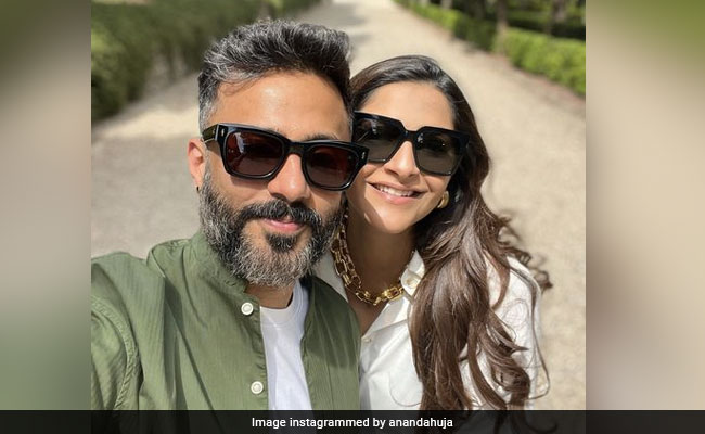 Sonam Kapoor, "Bestest Pregers Person Ever," And Anand Ahuja Are Having This Much Fun On Babymoon In Italy