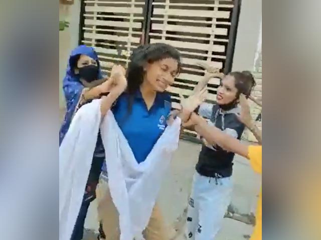 Pizza Chain Employee Thrashed By Women's Gang