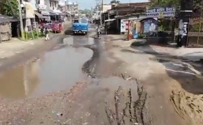 बिहार की ये 'सड़क' है सुर्खियों में, तेजस्वी यादव का तंज- 'देशभर से पर्यटक देखने आ रहे...'