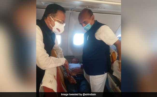 फ्लाइट में बिगड़ी यात्री की तबीयत, फरिश्ता बन मदद के लिए आगे आए बीजेपी नेता