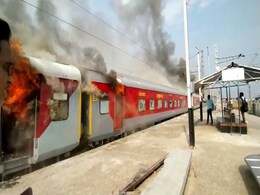 बिहार: नहीं थम रहा 'अग्निपथ' का विरोध, नाराज युवाओं ने ट्रेनों में लगाई आग, कई जगहों पर हंगामा बिहार: नहीं थम रहा 'अग्निपथ' का विरोध, नाराज युवाओं ने ट्रेनों में लगाई आग, कई जगहों पर हंगामा