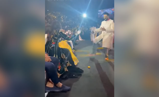 IIFA 2022: Abhishek Bachchan's "Impromptu Performance" With Wife Aishwarya Rai And Daughter Aaradhya
