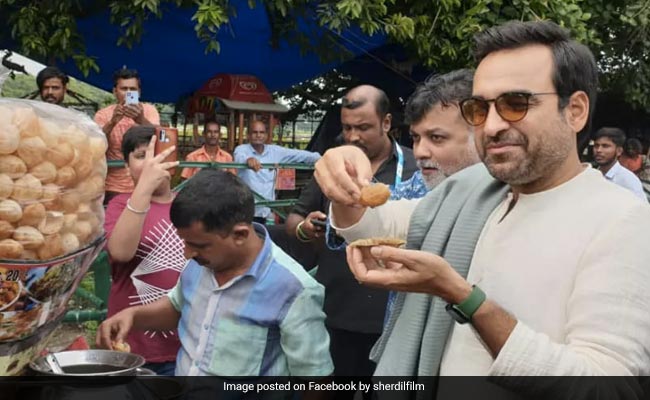 कोलकता में 'कालीन भइया' को पसंद आया 'गुपचुप', चुपचाप मुस्कुराते हुए लिया भरपूर आनंद