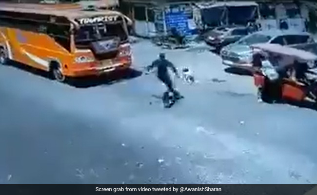 बीच सड़क पर बस के नीचे आने वाला ही था बच्चा, ट्रैफिक पुलिस की मुस्तैदी से बची जान, लोग कर रहे सलाम!