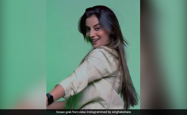 अक्षरा सिंह का डांस देख फैन्स हुए दीवाने, बोले- बॉलीवुड हीरोइन भी आपके आगे फेल हैं