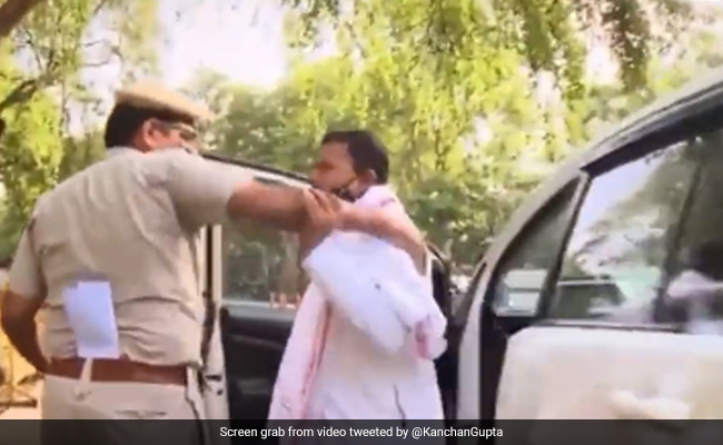 कैमरे में कैद : कांग्रेस नेता पुलिस से बचकर भागे, ट्रोल होने पर दिया जवाब