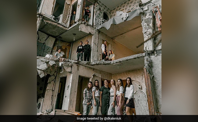 युद्ध में क्षतिग्रस्त हुई यूक्रेन की इमारतों पर हाईस्कूल छात्रों ने करवाया फोटोशूट, सोशल मीडिया पर वायरल हुईं तस्वीरें