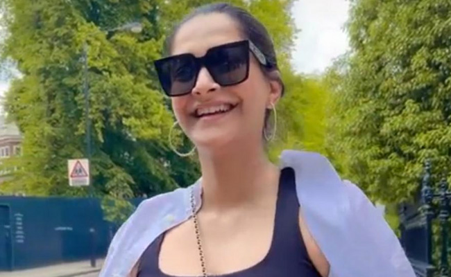 सोनम कपूर ने फिर फ्लॉन्ट किया अपना बेबी बंप, पति आनंद आहूजा पर यूं प्यार लुटाती आईं नजर