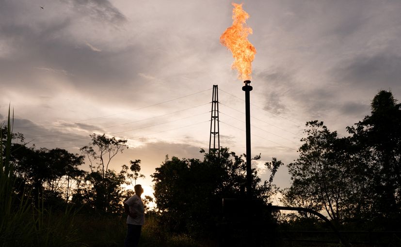 Oil prices slump as investors fear Fed rate hikes will hurt demand