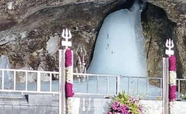 जम्मू से 4,703 तीर्थयात्रियों का एक और जत्था पवित्र अमरनाथ गुफा के लिए रवाना जम्मू से 4,703 तीर्थयात्रियों का एक और जत्था पवित्र अमरनाथ गुफा के लिए रवाना