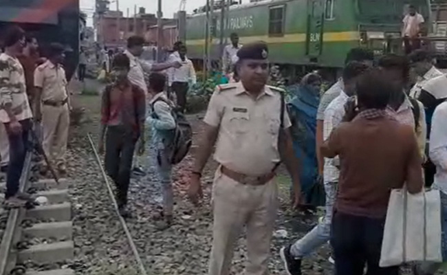 अग्निपथ योजना के खिलाफ दूसरे दिन भी प्रदर्शन जारी, बिहार में युवाओं ने रेल पर किया पथराव, पुलिस ने खदेड़ा; 10 बातें