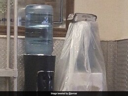 वॉटर कूलर की मजेदार तस्वीर हो रही वायरल, देखकर लोगों को याद आ गए शादी के लिए तैयार दूल्हा-दुल्हन वॉटर कूलर की मजेदार तस्वीर हो रही वायरल, देखकर लोगों को याद आ गए शादी के लिए तैयार दूल्हा-दुल्हन