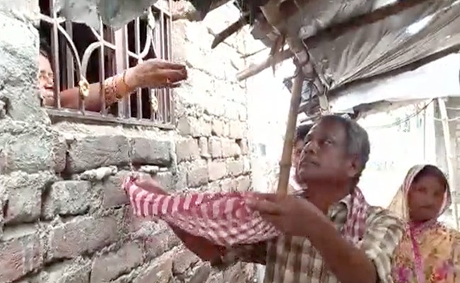 इंसानियत शर्मसार : बेटे का शव देने के लिए अस्पताल में मांगी रिश्वत, माता-पिता भीख मांगकर जुटा रहे पैसा