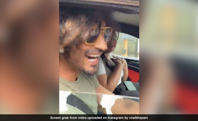 पहले खोला कार का गेट और खुद की ड्राइव, फीमेल फैन से कुछ इस अंदाज में मिले विद्युत जामवाल, फैंस बोले- 'दिल खुश हो गया ये देखकर'