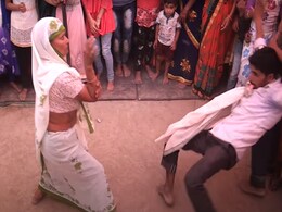 दादी बनी 'नागिन' तो पोते ने बजाई 'बीन', शादी के मौके पर दोनों हो गए डांस में लीन, 2 करोड़ लोगों ने देखा दादी बनी 'नागिन' तो पोते ने बजाई 'बीन', शादी के मौके पर दोनों हो गए डांस में लीन, 2 करोड़ लोगों ने देखा