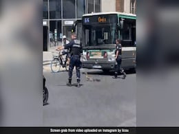 Viral Video Shows Cops Helping Duck Family Cross Busy Road, "Moment Of Cuteness" Wins Internet Viral Video Shows Cops Helping Duck Family Cross Busy Road, "Moment Of Cuteness" Wins Internet