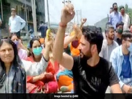 कश्मीरी पंडितों का विरोध प्रदर्शन, टारगेट किलिंग के बाद घाटी छोड़ने की दी धमकी कश्मीरी पंडितों का विरोध प्रदर्शन, टारगेट किलिंग के बाद घाटी छोड़ने की दी धमकी