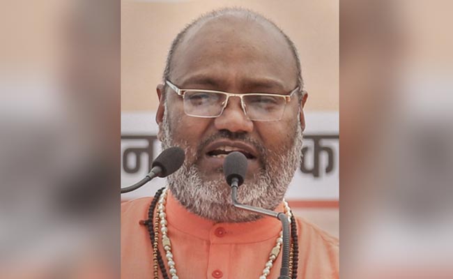 गाजियाबाद : धर्म संसद को लेकर पुलिस और महामंडलेश्वर में बढ़ी तकरार, थमाया नोटिस गाजियाबाद : धर्म संसद को लेकर पुलिस और महामंडलेश्वर में बढ़ी तकरार, थमाया नोटिस