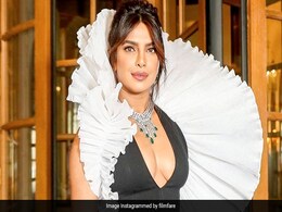 व्हाइट रफल गाउन में दिखा प्रियंका चोपड़ा का सिजलिंग अवतार, हीरों के हार पर टिक गई फैन्स की निगाहें, देखें PHOTOS व्हाइट रफल गाउन में दिखा प्रियंका चोपड़ा का सिजलिंग अवतार, हीरों के हार पर टिक गई फैन्स की निगाहें, देखें PHOTOS