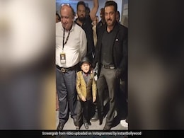 इस शख्स ने लगाए ऐसे सुर कि एकटक खड़े होकर देखते रह गए सलमान खान, फिर घुटने पर बैठ किया ये काम, Video वायरल  इस शख्स ने लगाए ऐसे सुर कि एकटक खड़े होकर देखते रह गए सलमान खान, फिर घुटने पर बैठ किया ये काम, Video वायरल