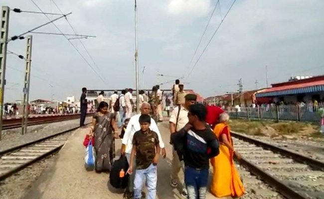 Agnipath Scheme Protest: प्रदर्शन के चलते थमी रेल की रफ्तार, कई रूट्स की ट्रेनें प्रभावित; देख लें लिस्ट