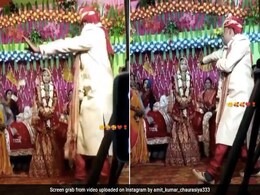 दुल्हन को देखते ही स्टेज पर क्रेजी हुआ दूल्हा, नाच-नाचकर करने लगा ऐसी हरकत, लड़की पर उड़ाए खूब नोट, देखते रह गए लोग दुल्हन को देखते ही स्टेज पर क्रेजी हुआ दूल्हा, नाच-नाचकर करने लगा ऐसी हरकत, लड़की पर उड़ाए खूब नोट, देखते रह गए लोग