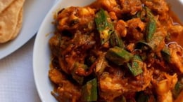 Chicken Bhindi Recipe: Make This Lip-Smacking Curry For Mid-Week Indulgence